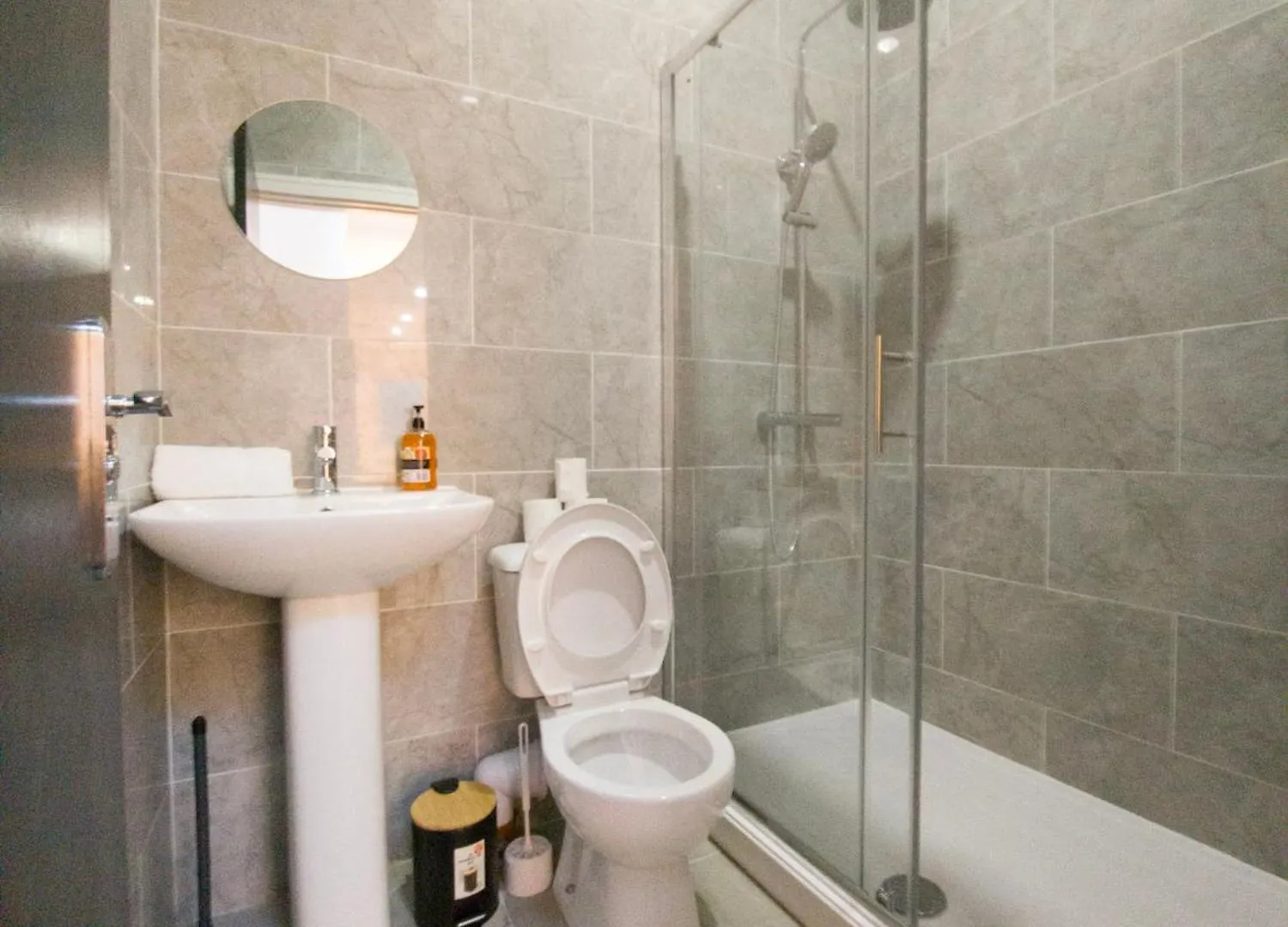 קארדיף Plenty Of Parking Available; 3 Bedroom Apartment By Property Promise 0*,