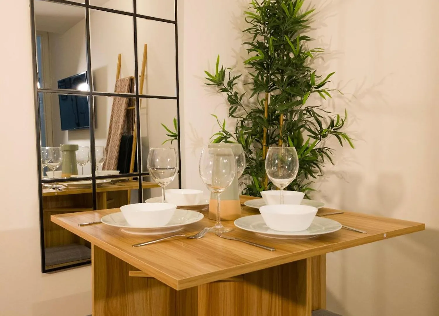 קארדיף Plenty Of Parking Available; 3 Bedroom Apartment By Property Promise בריטניה