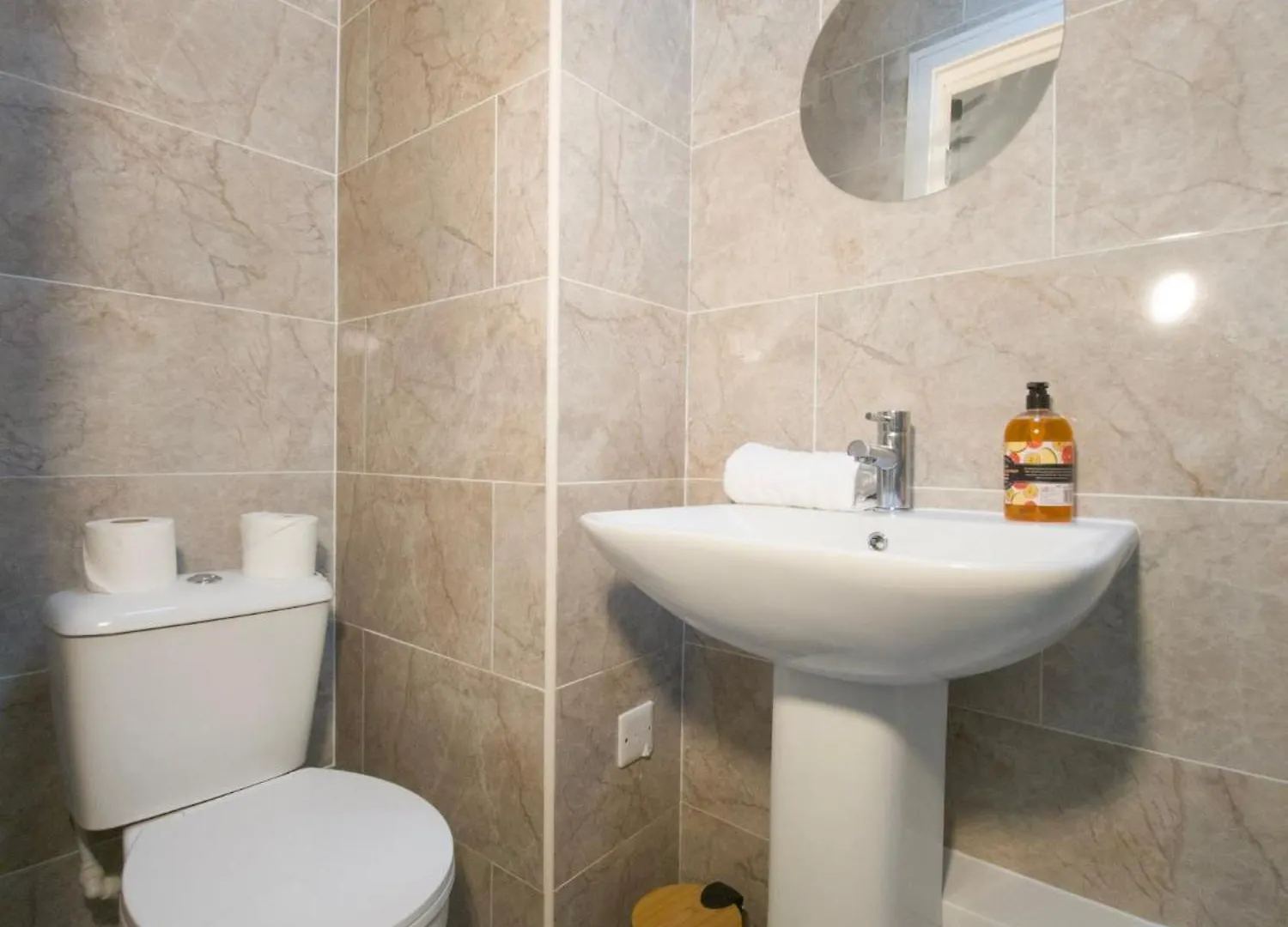 Plenty Of Parking Available; 3 Bedroom Apartment By Property Promise Cardiff Birleşik Krallık