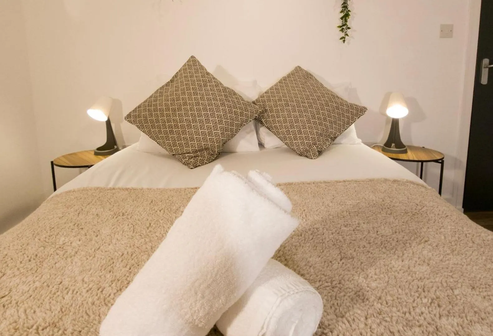Plenty Of Parking Available; 3 Bedroom Apartment By Property Promise Cardiff Birleşik Krallık