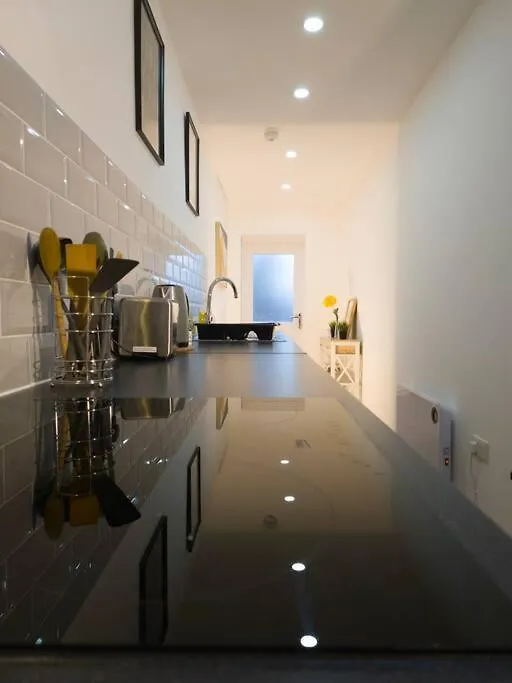 Plenty Of Parking Available; 3 Bedroom Apartment By Property Promise Cardiff 0*,  Birleşik Krallık